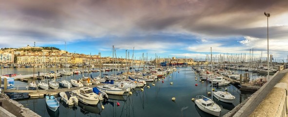 Panoramique du Port de plaisance à Sète, dans l'Herault en Occitanie, France