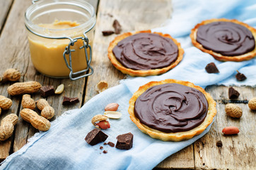 tartlets with peanut butter mousse and chocolate