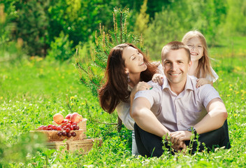 Obraz premium Happy family at picnic on the summer meadow