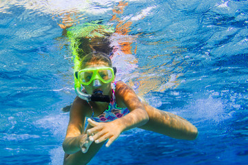 Underwater girl snorkeling - obrazy, fototapety, plakaty