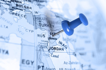 Naklejka premium Location Syria. Blue pin on the map.