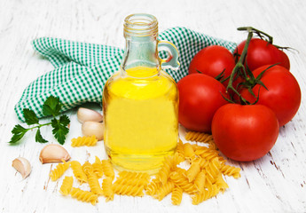 tomatoes, fusilli, garlic and olive oil