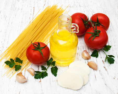 olive oil, mozzarella cheese, spaghetti, garlic and tomatoes