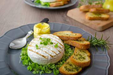Grilled camembert with herbs, baquettes