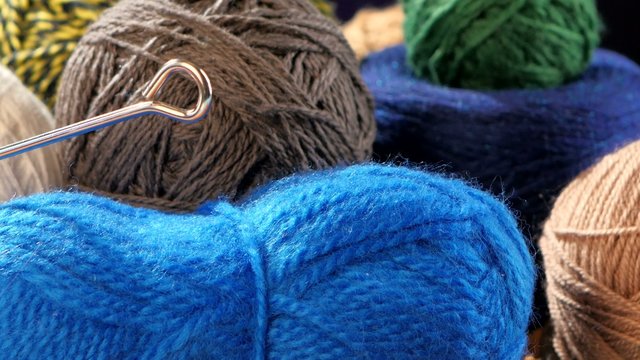 Different yarn balls with spokes, rotation, close up