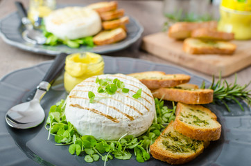 Grilled camembert with herbs, baquettes