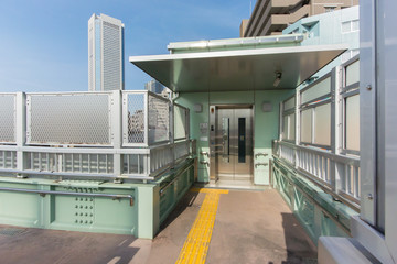 横断歩道橋のエレベーター