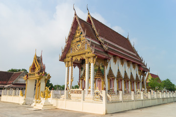 Naklejka premium Temple with sky background at Wat Noi suwannaram