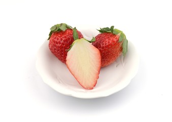 皿のイチゴ二粒半