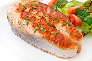 Grilled salmon with salad