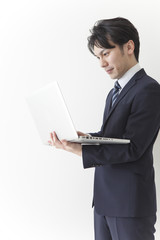 仕事をするビジネスマン