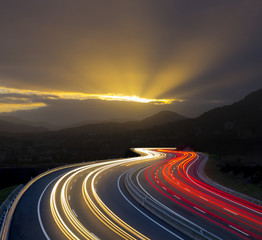 Fototapety  Zachód słońca ze światłami samochodowymi na autostradzie