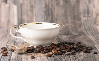 Alte Tasse mit Kaffee Bohnen