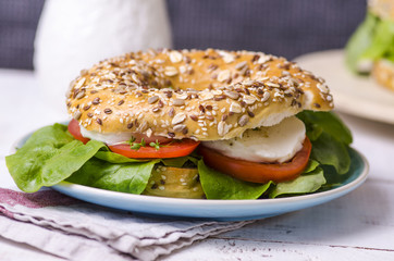 Bagel mit Tomaten, Salat und Mozzarella