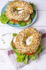 Bagel auf iner Holzkiste