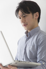 PCを操作する男性