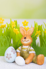 osterhase sitzt vor ostereiern