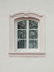 Ein Bogenfenster aus PVC im renovierten Bauernhaus