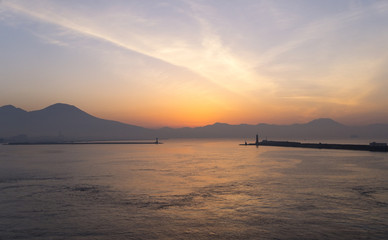 Hafeneinfahrt Neapel bei Sonnenaufgang