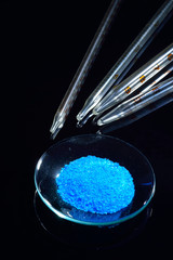 Laborgeräte mit Chemikalien