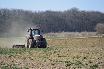 Fototapeta premium Traktor auf Feld