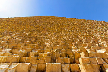 Pyramide side