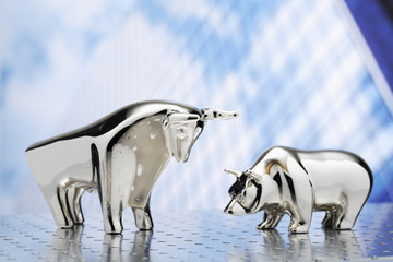 Bulle und Bär, silberne Figuren, Bürohochaus im Hintergrund