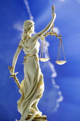 Justitia Skulptur, helle Figur, Wolken, Himmel Hintergrund