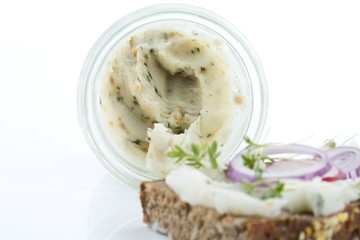 Schmalzbrot mit Kresse, rote Zwiebel und Radieschen