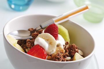 Schälchen mit Müsli, Joghurt, Kiwi, Himbeere, Banane