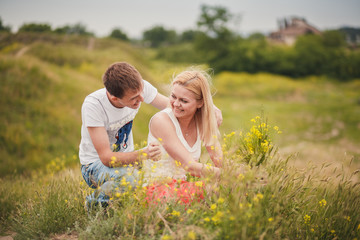 Fototapeta premium beautiful young couple in a field