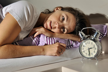 Frau hat Probleme beim Schlafen