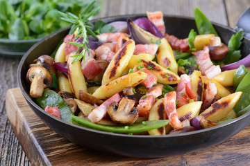 Schupfnudeln mit Speck und Gemüse