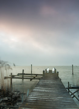 Houten steiger aan het water