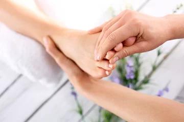 Rolgordijnen Relaksacyjny masaż stóp © Robert Przybysz