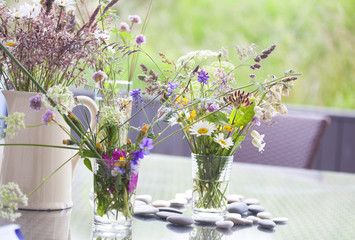gepflückte Wiesenblumen
