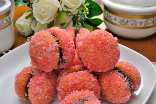 Pesche dolci all'alchermes con crema al cioccolato
