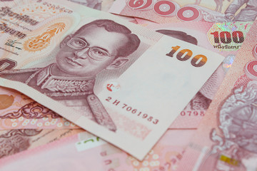 Old and New versions of hundred Thai bank notes