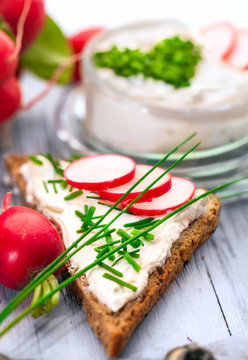 Quark mit Schnittlauch und Vollkornbrot