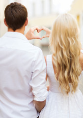 Fototapeta premium romantic couple in the city making heart shape