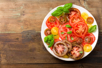 Bunter Tomatensalat mit Basilikum