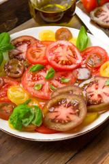 Bunter Tomatensalat mit Basilikum