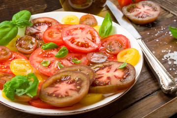 Bunter Tomatensalat mit Basilikum