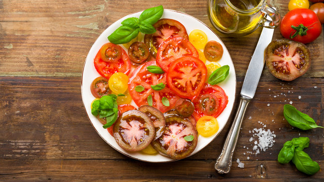 Bunter Tomatensalat mit Basilikum