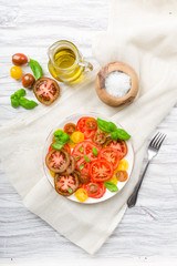 Bunter Tomatensalat mit Basilikum