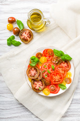 Bunter Tomatensalat mit Basilikum