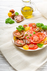 Bunter Tomatensalat mit Basilikum