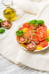 Bunter Tomatensalat mit Basilikum