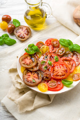 Bunter Tomatensalat mit Basilikum