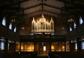 interno chiesa con organo